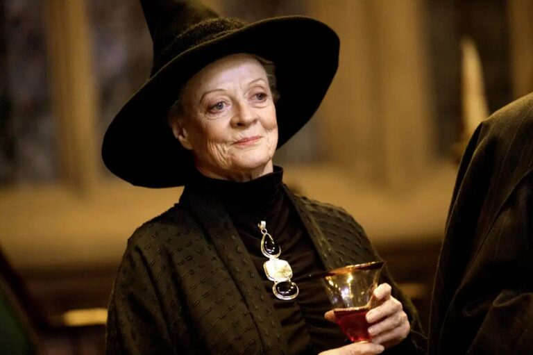 Dame Maggie Smith smiling at a red carpet event in 2022, legendary British actress known for roles in Harry Potter and Downton Abbey.